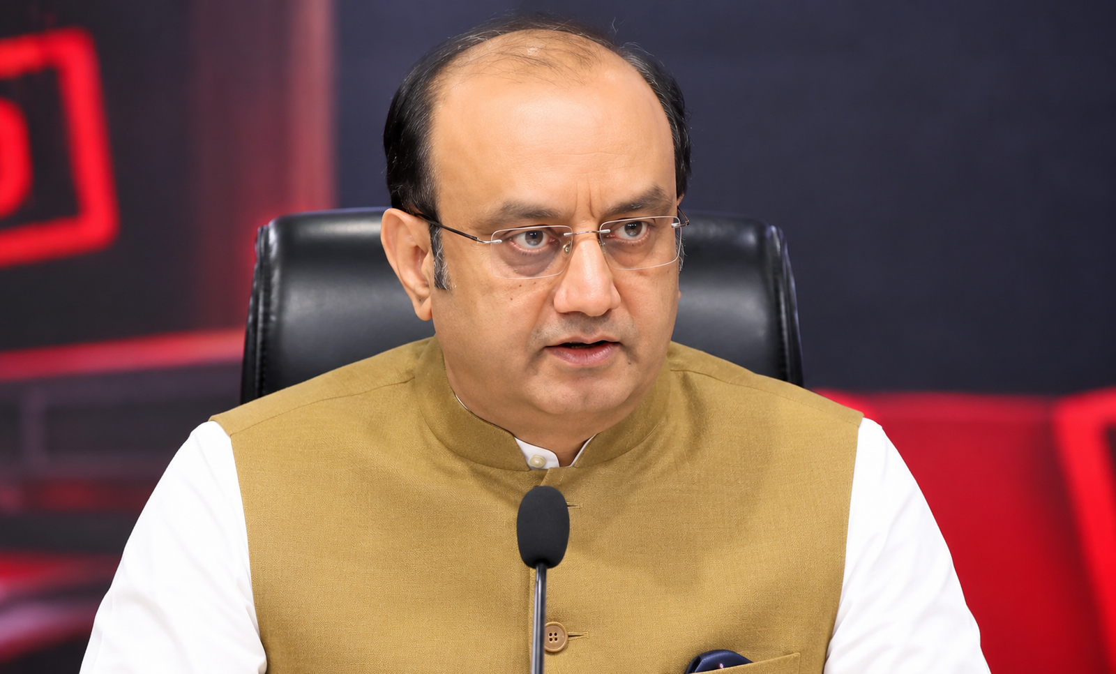 विदेश दौरों को लेकर राहुल पर त्रिवेदी के आरोप