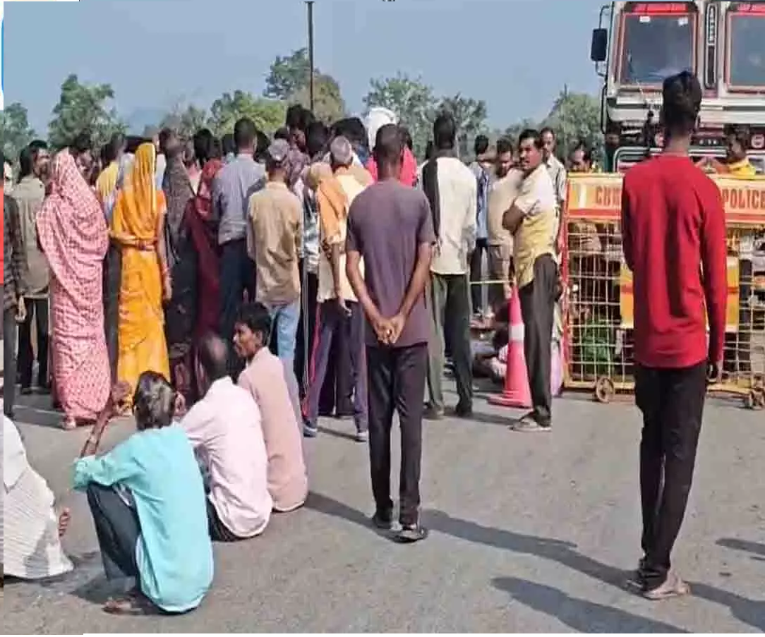 कांकेर में मातम के बीच विरोध, ग्रामीणों ने रोका रास्ता