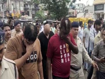 मेकाहारा अस्पताल में पत्रकारों के साथ मारपीट करने वाले बाउंसरों का पुलिस ने सिर मुंडवाकर निकाला जुलूस