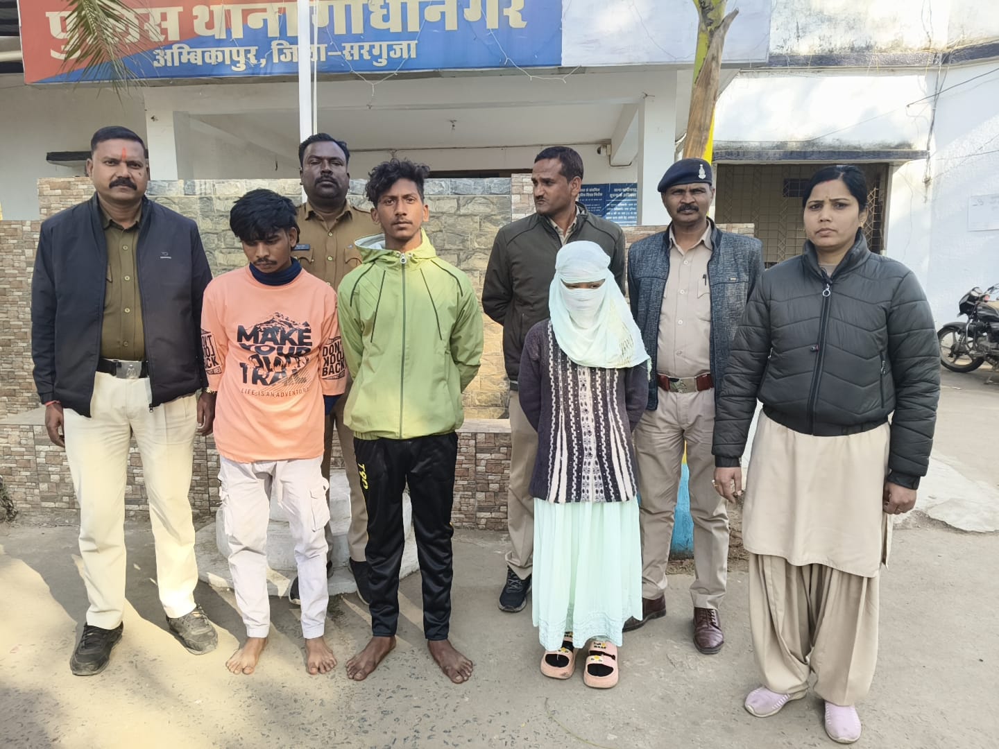 क्या सड़क पर सुरक्षित है आम आदमी? गांधीनगर में हत्या से दहशत…!